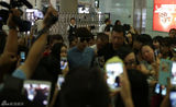 组图：李易峰深夜空降北京 粉丝围堵力压韩星