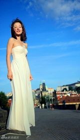 高清图：江一燕露肩长裙清新淡雅 迷情布拉格街头