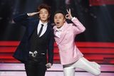 高清图：群星闪耀东方卫视跨年 五月天摇滚全场
