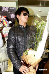 幻灯图：吴奇隆机场遇粉丝 承诺将重现招牌动作