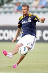 组图：贝克汉姆赛场出糗 偷摸私处被拍下