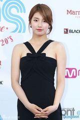 组图：神话李孝利等亮相20代选择颁奖礼蓝地毯