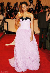 高清组图：纽约大都会庆典 罗莎里奥-唐森低胸性感