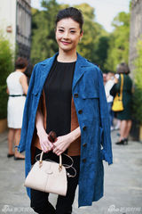 组图：芭蕾舞蹈家谭元元亮相米兰 造型优雅迷人