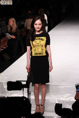 组图：杨幂清新装难掩丰满上围 遭韩国女星抢镜