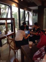 组图：古川雄辉北京拍戏 女主张辛苑贴心送麻将