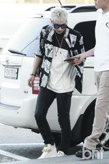 组图：EXO赴成都开唱 灿烈黑衣扮酷世勋帅气