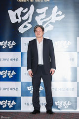 组图：崔岷植李贞贤亮相《鸣梁》试映会