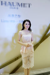 组图：秦岚出席珠宝活动 粉嫩裙装展露香肩