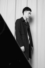 组图：冯铭潮写真酷帅有型 雾色双眸青春萌动