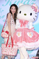 组图：Hebe亮相娇嗔十足 望跨界当设计师