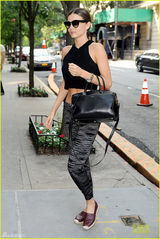 组图：米兰达出街秀性感小蛮腰 黑超遮面露甜笑