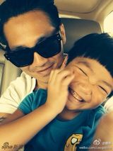 组图：曹格晒哥哥Joe呆萌酷照 父子俩搞笑不停