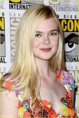 组图：艾丽-范宁穿花朵裙甜美现身 另类眼妆如小精灵