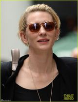 组图：影后好型！布兰切特花裙皮靴引路人侧目