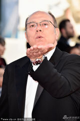 组图：威尼斯评委维尔多内亮相红毯 绅士送飞吻