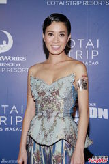 组图：佘诗曼蝴蝶装秀美胸 称若生子就隐退