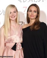 组图：朱莉亮相日本首映 小露香肩妩媚展女神范