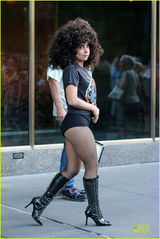 组图：Lady Gaga干练西装OL范 墨镜遮眼遛狗