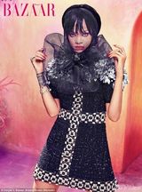 组图：蕾哈娜裹身上阵演绎地道阿拉伯风情