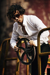 组图：赵立新秋季写真曝光魅力四射