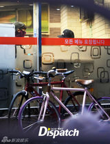 组图：韩歌手孙浩英与女歌手Ami骑车约会被拍