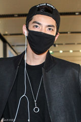 组图：吴亦凡解约后回国 戴口罩现身被粉丝拥堵