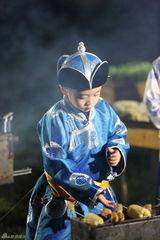 组图：《爸爸2》草原篝火晚会 萌娃成可爱吃货