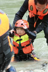 组图：爸爸萌娃骑机车逛夜市 林志颖父子回归