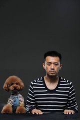 组图：王学兵与宠物亲密互动 显大男人诙谐一面