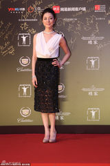 组图：日本女演员伊藤步亮相 与粉丝亲切击掌