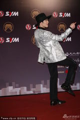 组图：萧敬腾复古宽檐帽 静若凤飞飞动如MJ