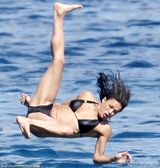 组图：罗德里格兹豪放跳水 前俯后仰姿势撩人