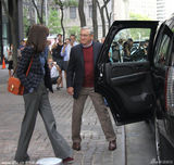 组图：安妮-海瑟薇英伦风现身片场 德尼罗贴心开车门