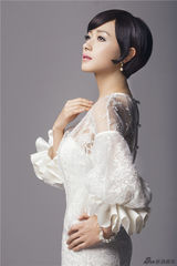 组图：万茜中秋写真复古女神范儿十足