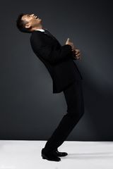 组图：李乃文鬼马写真 演多金老板获赞时尚先生