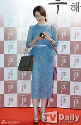 组图：李英爱蓝色印花裙秀曲线 性感不失端庄