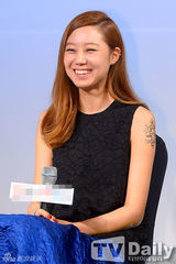 组图：赵寅成孔孝真深情对视 浪漫甜蜜