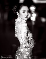 组图：刘恩佑牵手张熙媛秀甜蜜 首公开情侣大片