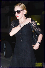 组图：麦当娜涂大红唇深夜现身 着镂空裙秀妩媚