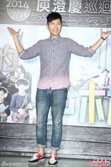 组图：多变哈林(庾澄庆)唱金曲 登小巨蛋万人同欢