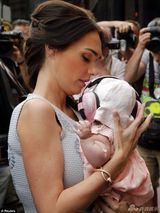 组图：F1太子女抱爱女挺车赛 卷福帅气现身观战