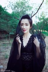 组图：司珂华空降山林之颠 黑色蕾丝展神秘魅惑