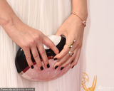 《纸牌屋》女星凯特-玛拉白裙亮相艾美红毯