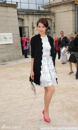 组图：林志玲助阵巴黎时装周 荷叶边礼服宛若天仙