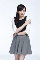 组图：江铠同校服裙出镜 展温婉甜美可爱气