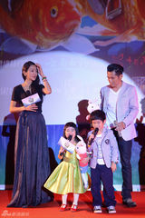 组图：曹格欲跟黄磊结亲家 女儿听村长秒变哭脸