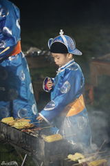 组图：《爸爸2》草原篝火晚会 萌娃成可爱吃货