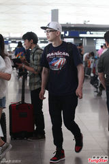 组图：平安现身机场显疲惫 不顾形象狂啃汉堡