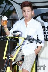 组图：笑星刘世允出席活动 变身一日店长